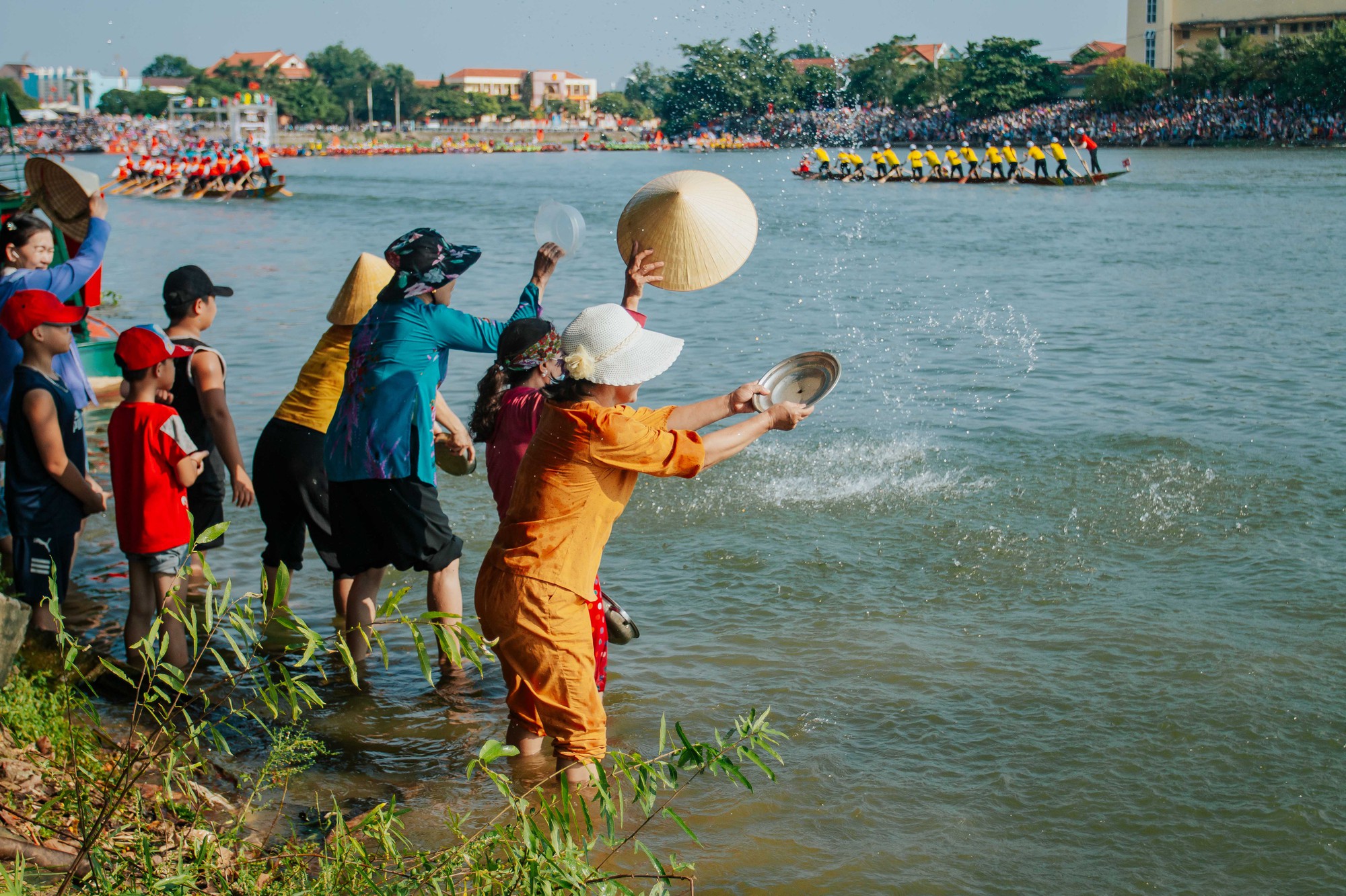 Không khí náo nhiệt tại lễ hội đua thuyền Lệ Thủy nhân dịp lễ Quốc khánh - Ảnh 8.