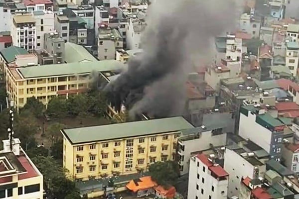 Incendio en una escuela secundaria en Hanoi, humo negro y espeso