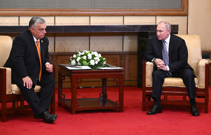 Tổng thống Nga Vladimir Putin (phải) và Thủ tướng Hungary Viktor Orban gặp nhau tại Bắc Kinh, Trung Quốc ngày 17/10. Ảnh: Reuters