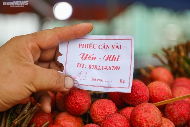 Bac Giang: Los agricultores se apresuran a llevar lichis para pesarlos y venderlos, las calles se tiñen de rojo - 7