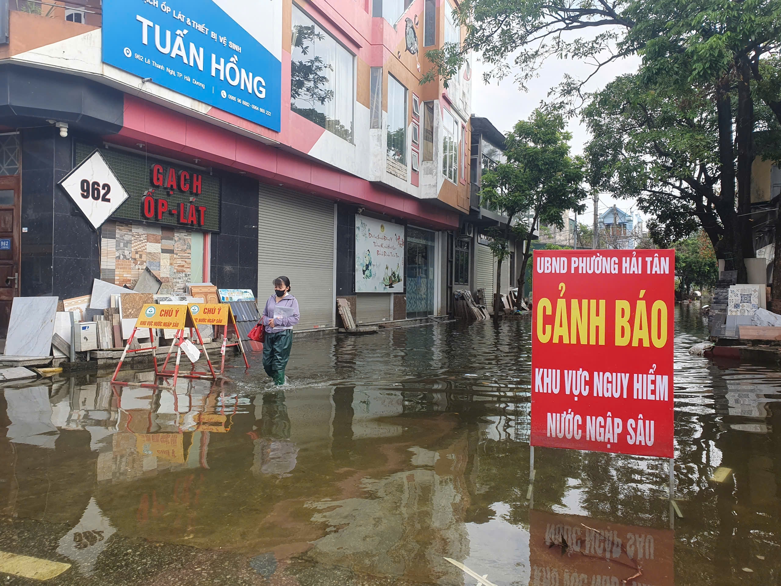 Hải Dương hoạt động trở lại bến xe khách Hải Tân, nhiều tuyến phố vẫn ngập- Ảnh 4.