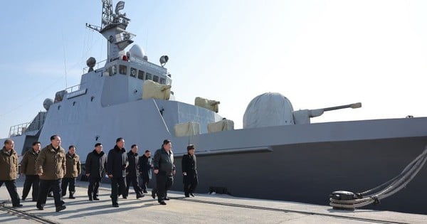 El Sr. Kim inspeccionó una fábrica de buques de guerra y Corea del Sur dijo que Corea del Norte acababa de lanzar un misil.