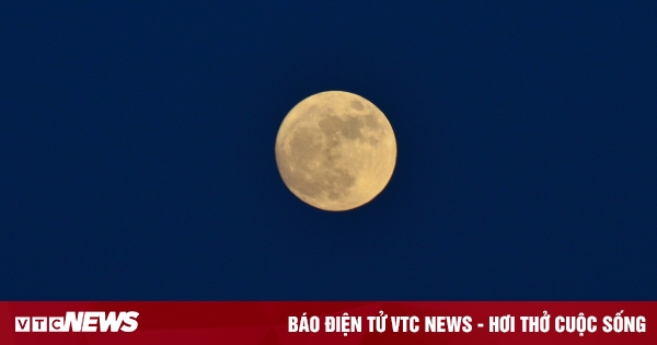 Regardez la Super Lune Bleue briller dans le ciel du Vietnam