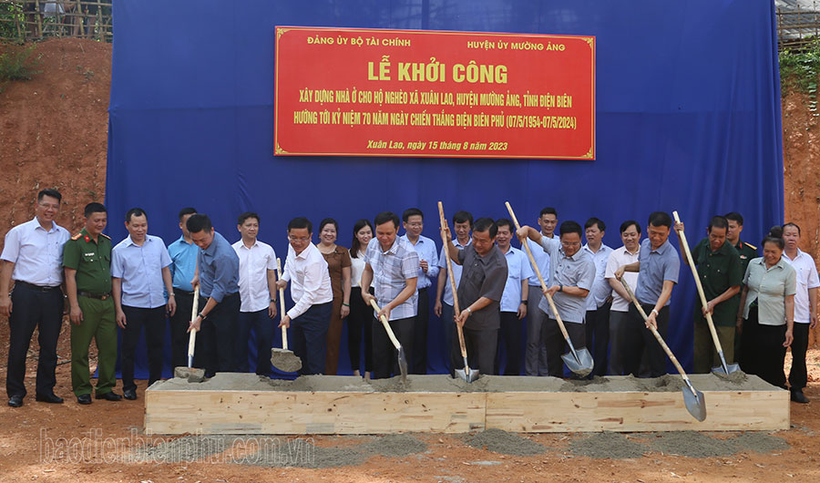 Commencement of construction of houses for poor and near-poor households in Xuan Lao commune