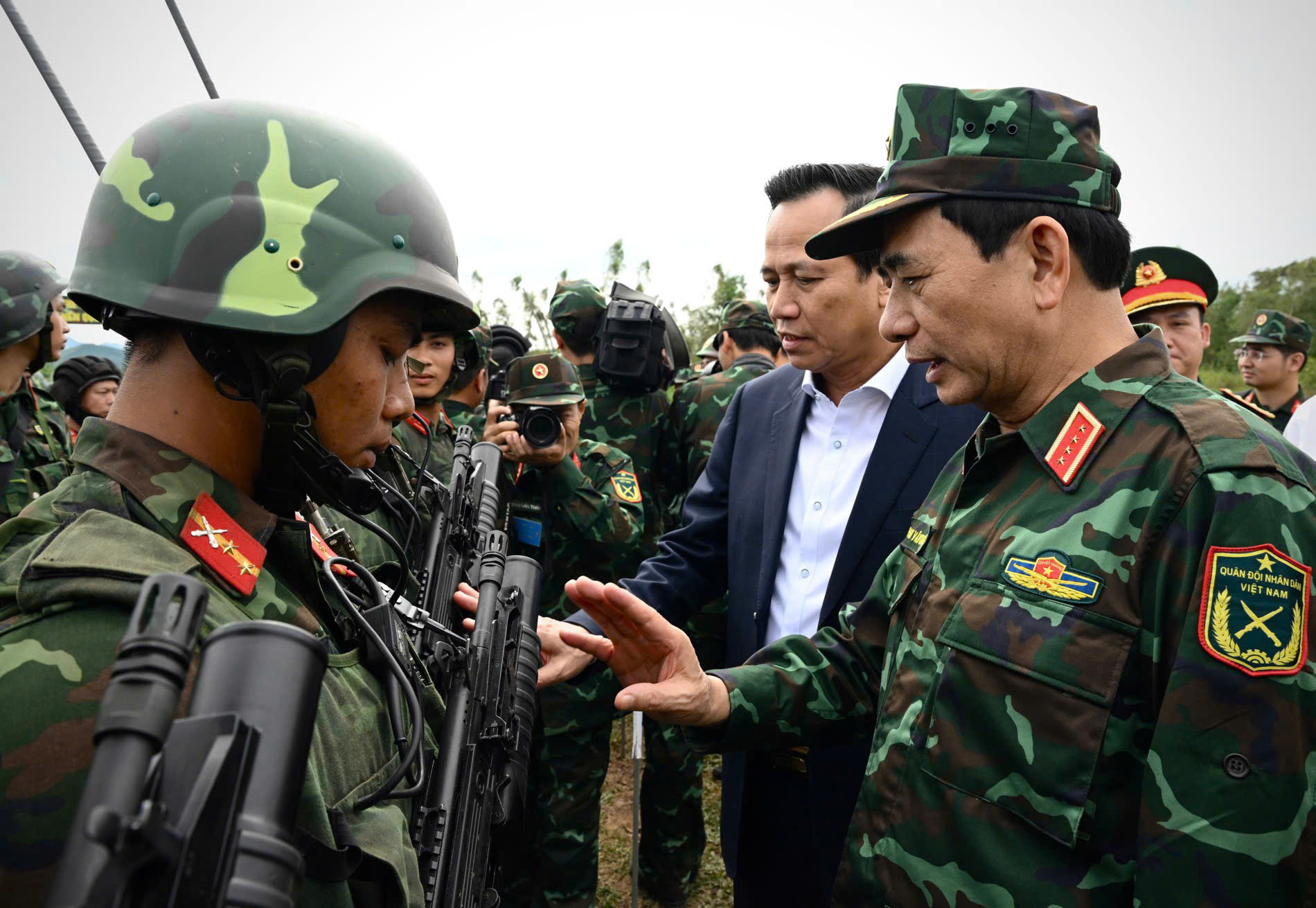 Đại tướng Phan Văn Giang trực tiếp chỉ đạo thực binh diễn tập khu vực phòng thủ TP Hà Nội - Ảnh 2.