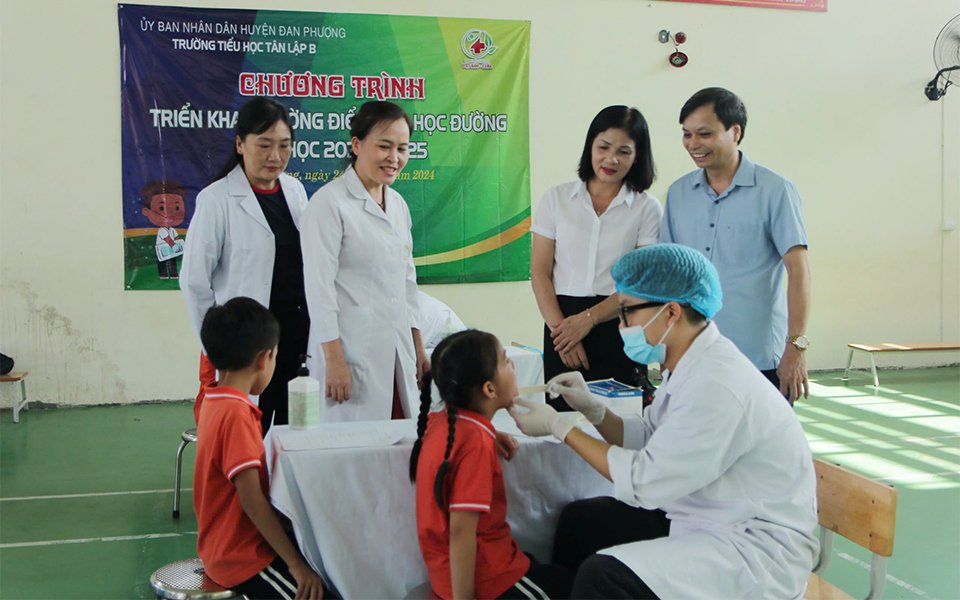 Die Leiter des Dan Phuong District Medical Center, des Vietnam - Cuba Friendship Hospital und der Schule führten eine Untersuchung der Mundgesundheit der Schüler durch.