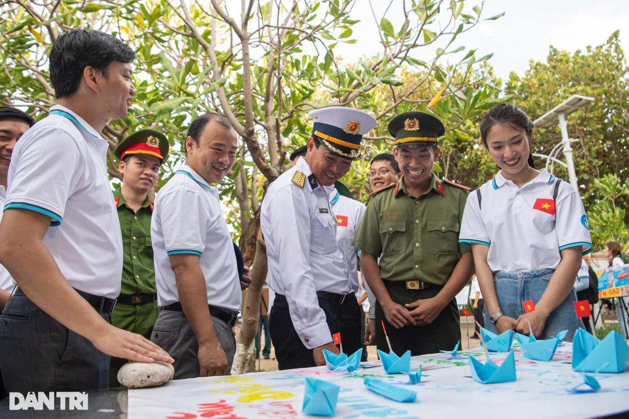 Hơn 200 thanh niên, sinh viên rưng rưng niềm tự hào tới thăm Trường Sa - 13