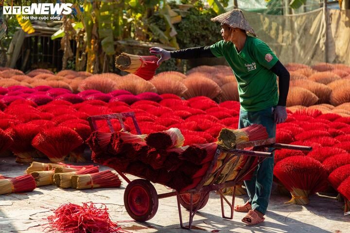 According to the locals, the incense stick making job takes place all year round, but becomes really exciting in the last months of the year. 