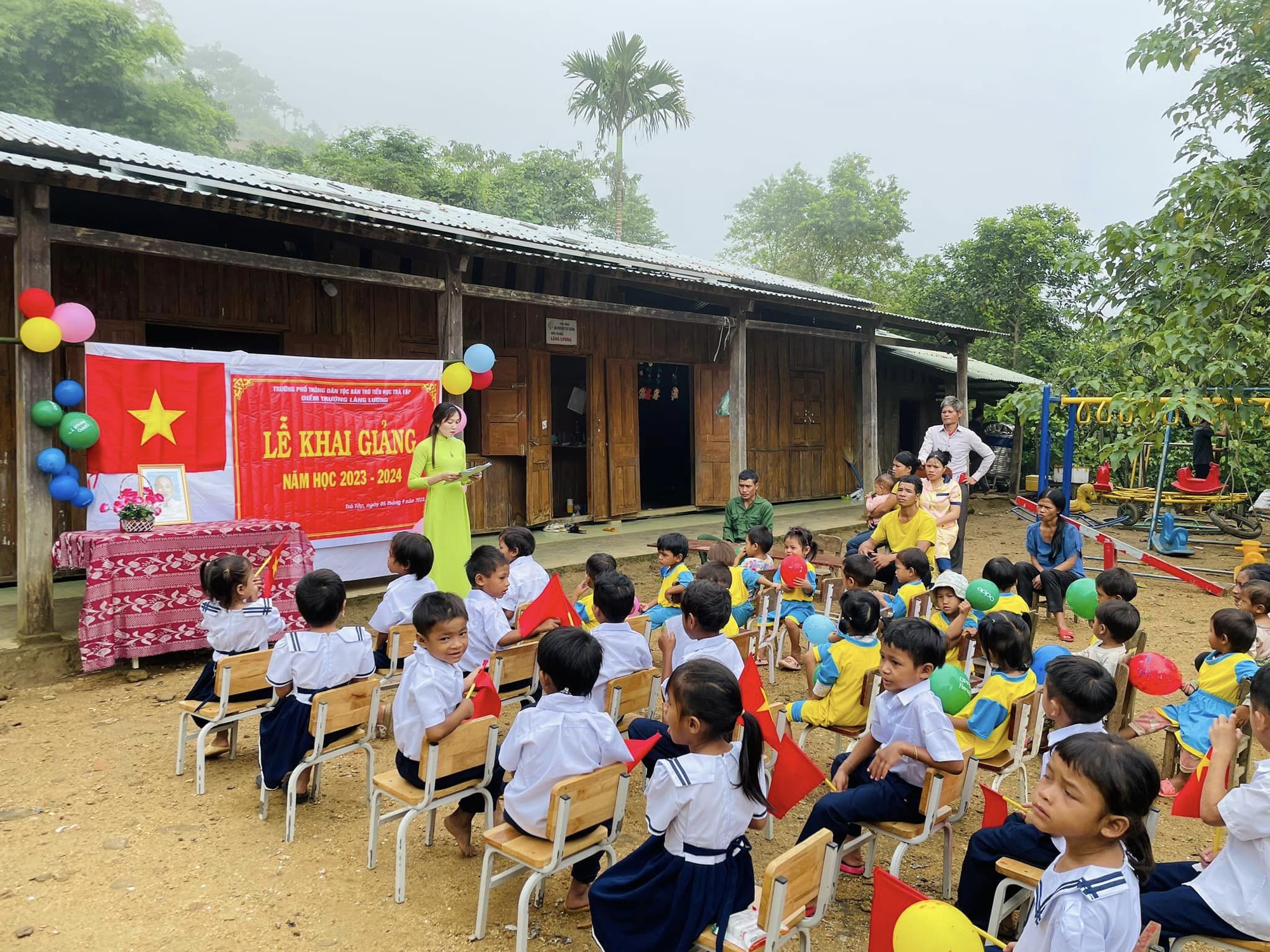 Xúc động lễ khai giảng của học trò vùng cao Quảng Nam và huyện đảo Trường Sa - Ảnh 8.