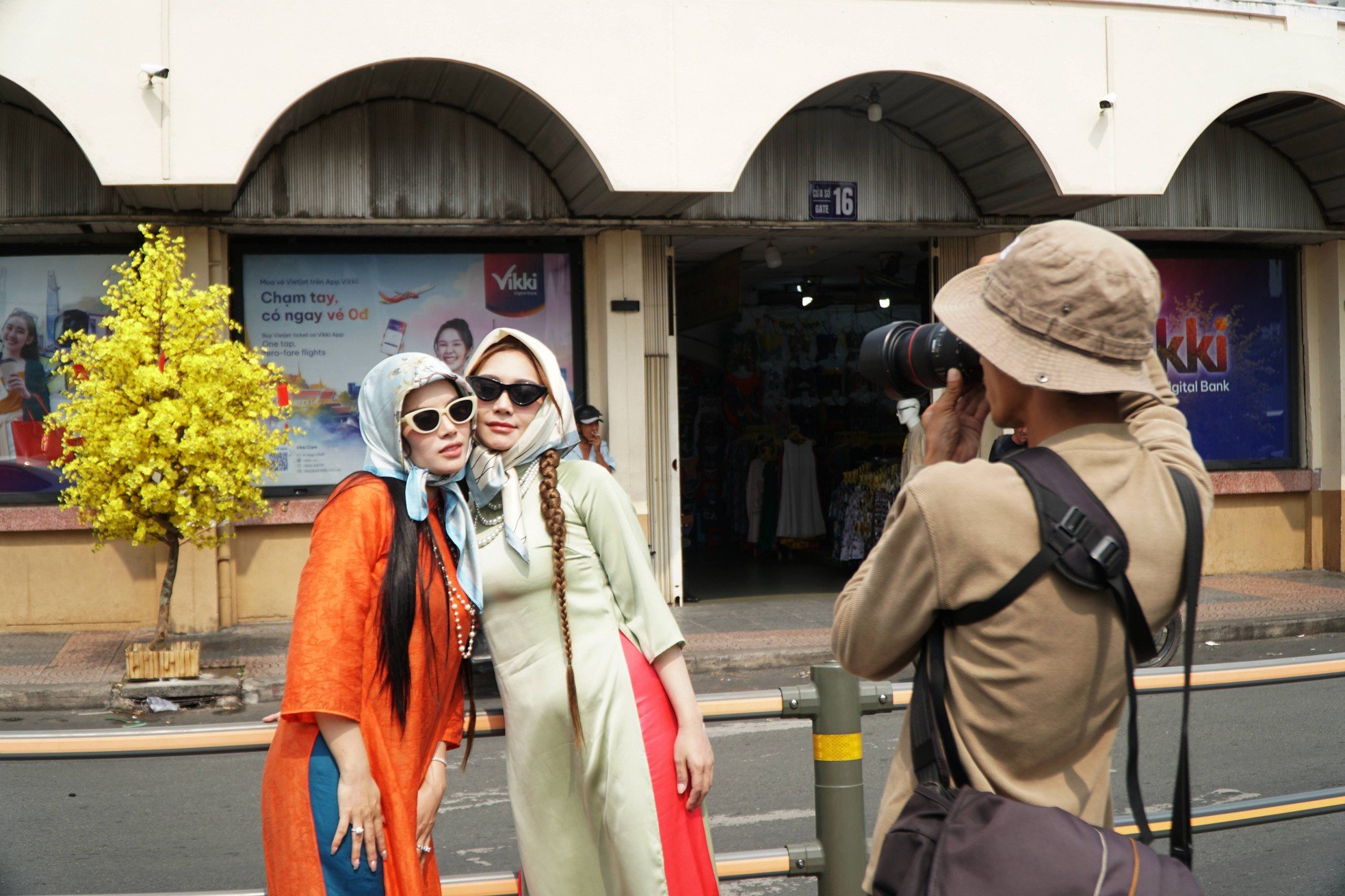 Young people wearing Tet ao dai 'check-in' at Ben Thanh market photo 6