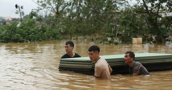 Menschen am Red River fliehen in aller Eile vor der Flut