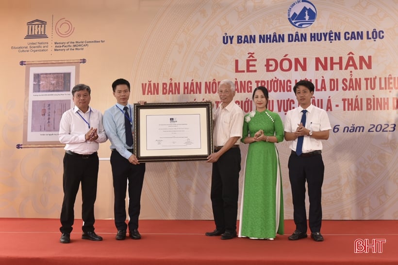 Ceremonia solemne para recibir el Certificado de reconocimiento del patrimonio documental de los documentos Han Nom de la aldea de Truong Luu