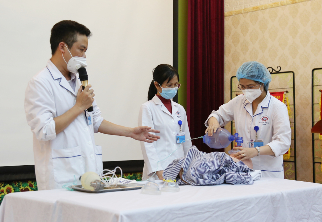 Quang Ninh General Hospital organizes pediatric emergency resuscitation training for medical staff. Photo provided by the Provincial General Hospital.