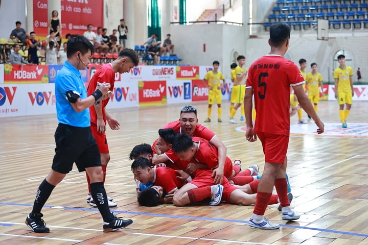 하노이 수도대학교가 승부차기에서 감동적인 승리를 거두었습니다.