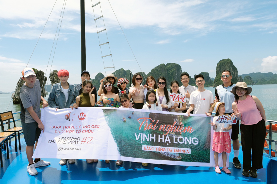 Los turistas visitan la bahía de Ha Long antes de que la tormenta número 3 toque tierra. Foto: Hoai Nam