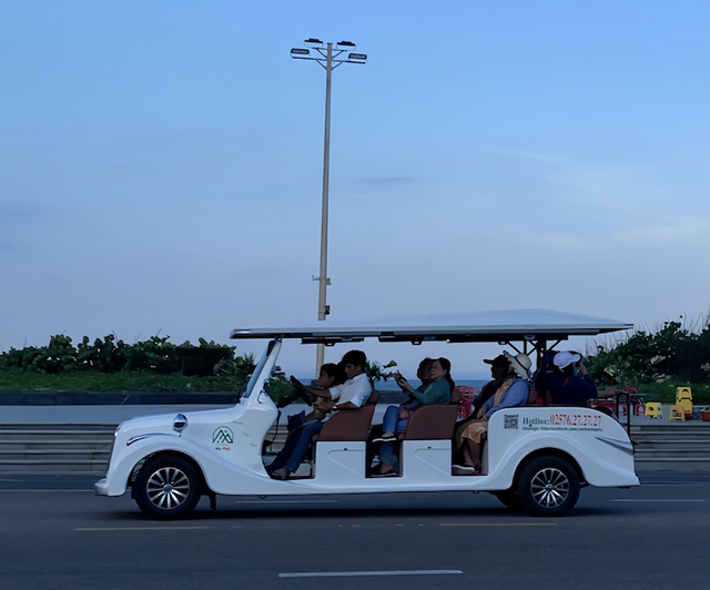 Touristen genießen den Elektroautoservice in Tuy Hoa Foto 2