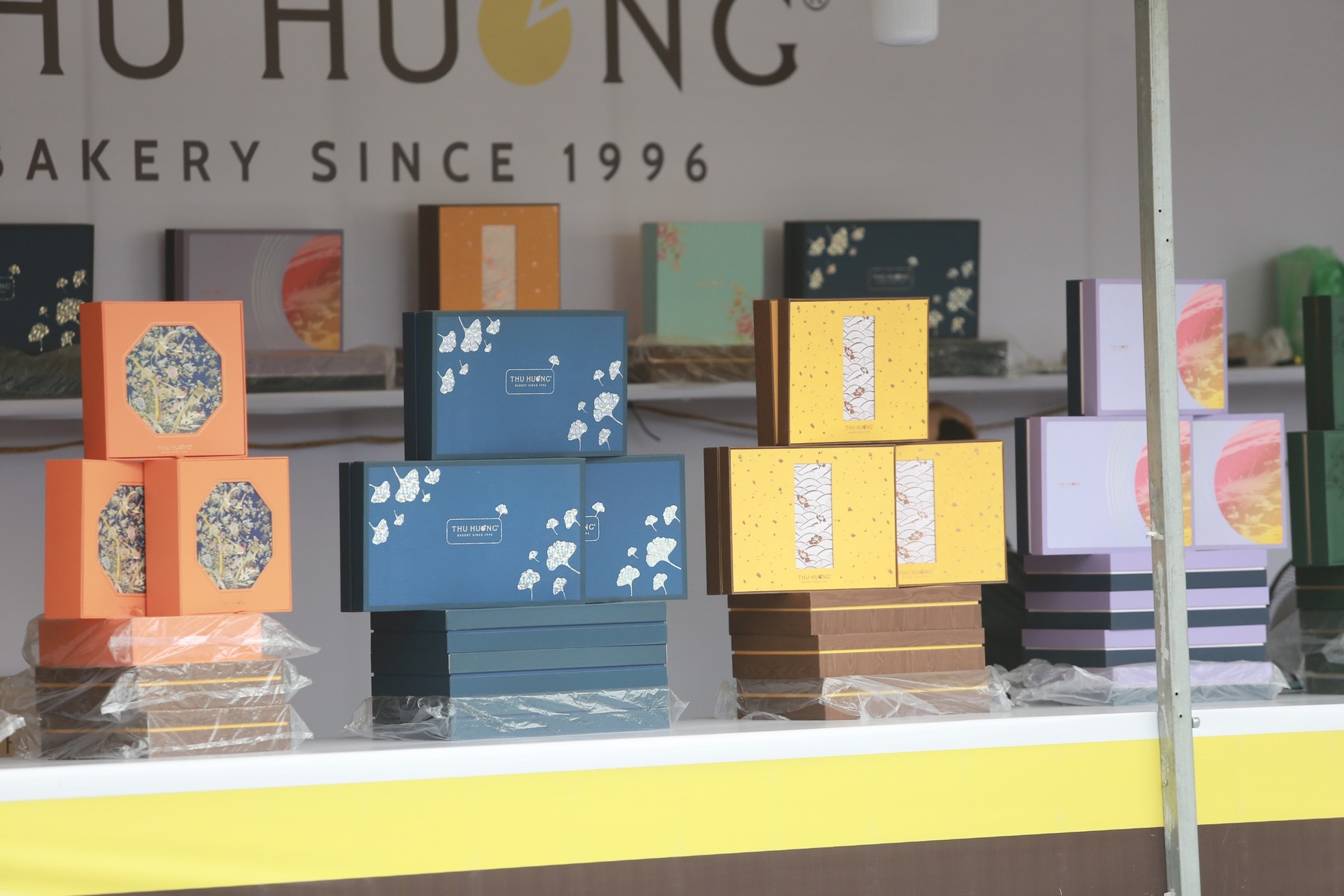 Mooncakes 'hit the streets' early, waiting for customers to buy photo 14