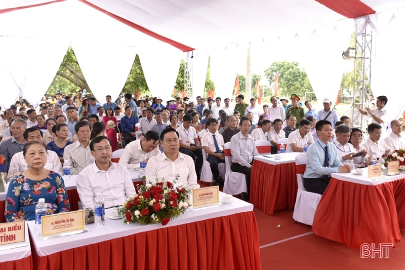 Ceremonia solemne para recibir el Certificado de reconocimiento del patrimonio documental de los documentos Han Nom de la aldea de Truong Luu