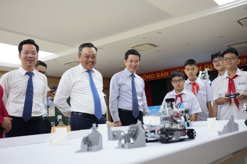 Chairman of Hanoi People's Committee Tran Sy Thanh visits experiential activities at Ngo Si Lien Secondary School. Photo: Hong Thai