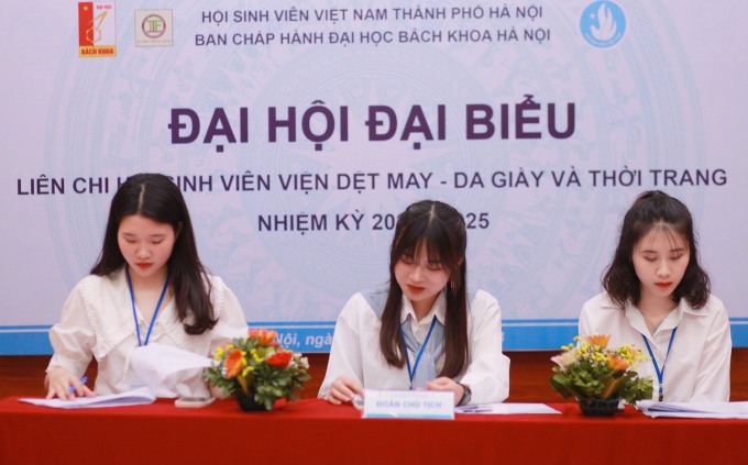 Thanh Thuy performs her duties as a member of the Presidium at the Congress of the Student Union of the Institute of Textiles, Footwear and Fashion, Hanoi University of Science and Technology. Photo: Provided by the character