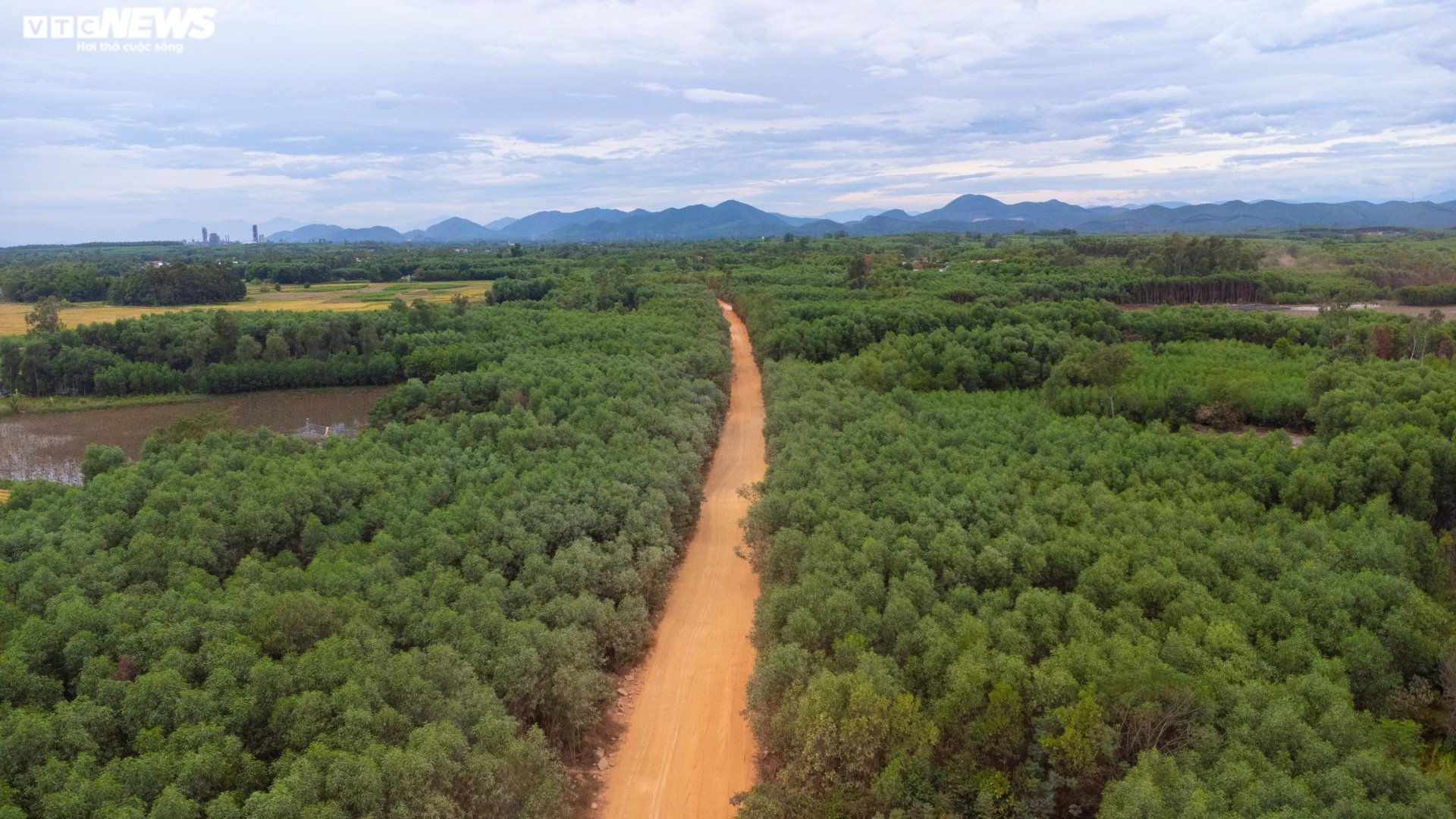 Thâm nhập đại công trường khai thác khoáng sản sai phép ở Thừa Thiên - Huế - 1