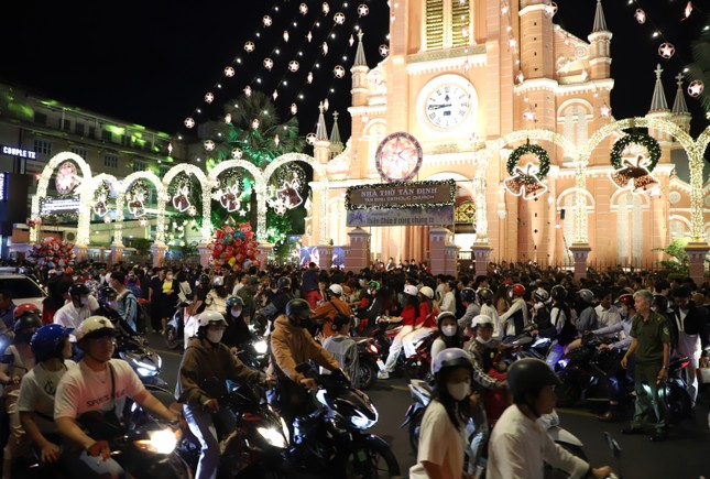 호치민시 크리스마스 이브에 미녀들이 아름다움을 뽐내고 있다 사진 13