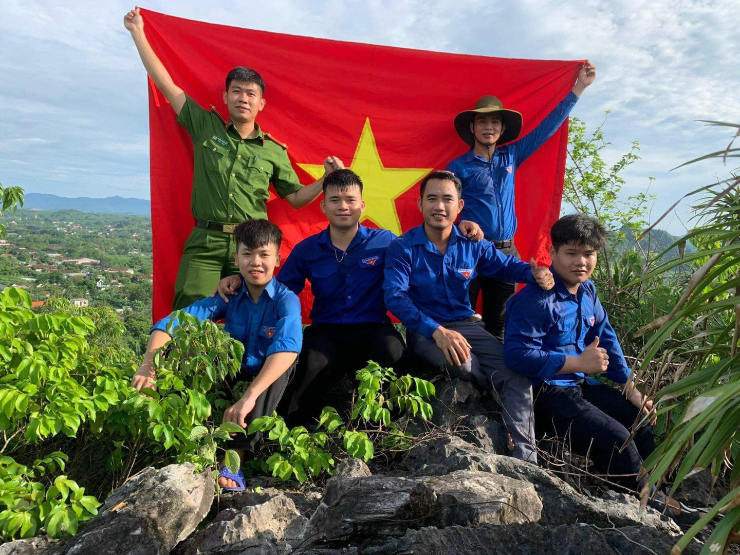 Evénement - Nghe An : Lever du drapeau sur le pic Len Vu à l'occasion de la Fête Nationale le 2 septembre (Photo 2).