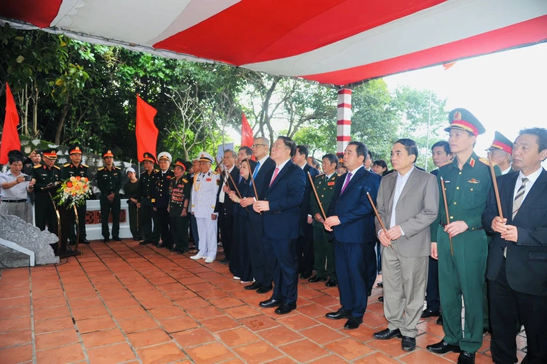 푸옌(Phu Yen)이 붕로(Vung Ro) 부두 60주년을 맞아 부두에 들어오는 선박 번호 번호의 첫 번째 선적을 축하합니다 사진 4