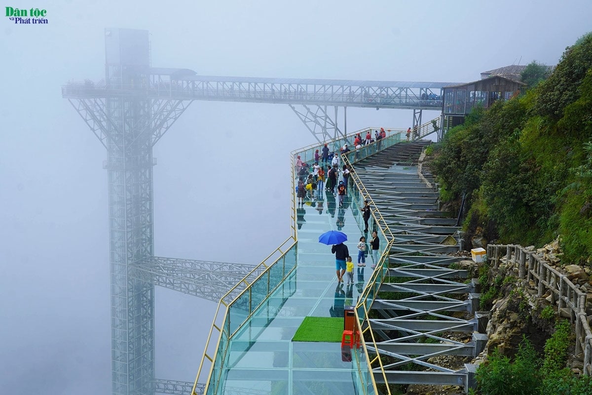 Cầu kính có tổng chiều dài 139 m, chiều rộng là 1,5 m gồm 3 lớp cường lực và 4 lớp phim được sản xuất tại Mỹ với sức tải khoảng 1.000 du khách cùng lúc. Các lớp kính hành lang được dựng từ 3 lớp kính dày khoảng 7 cm