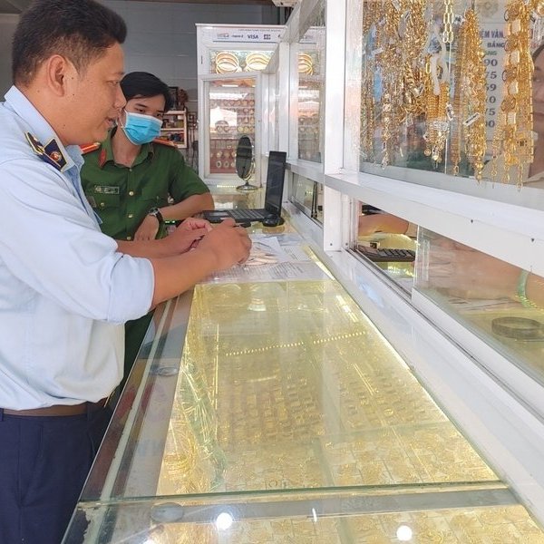 Checking jewelry store suspected of being made from ivory