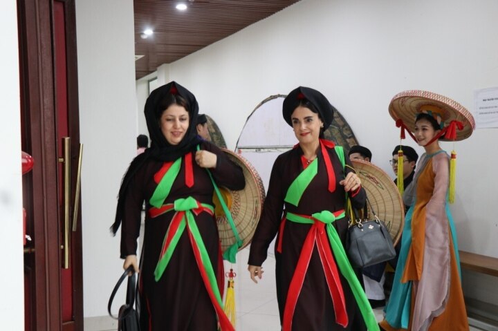 Foreign ambassadors experience making Dong Ho paintings, wearing Quan Ho costumes - 10