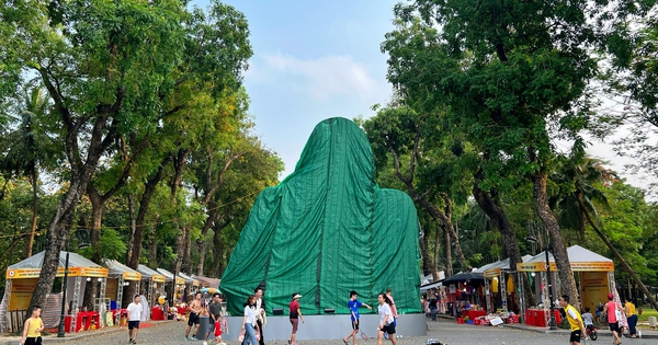 Un étrange symbole installé illégalement par une entreprise dans le parc de Thong Nhat