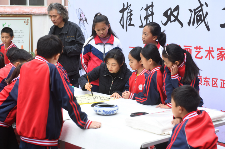 L'école primaire Thai Hoa n° 3 guide les élèves vers des expériences culturelles en plus des heures scolaires régulières.