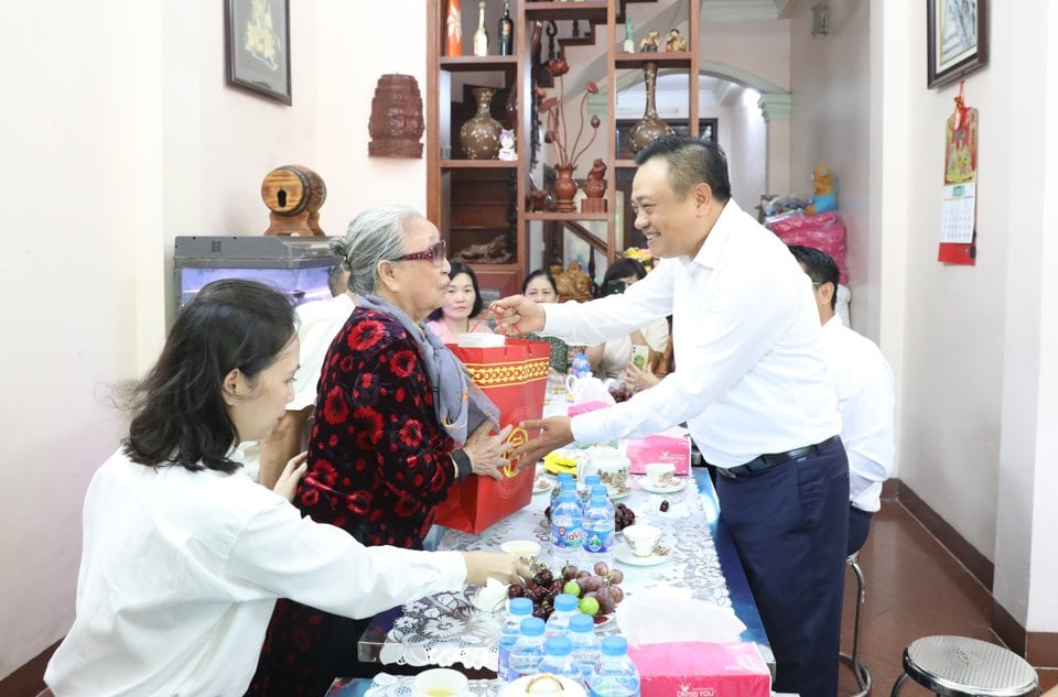 Event - Hanoi Chairman visits meritorious people and policy beneficiaries on the occasion of July 27 (Photo 2).