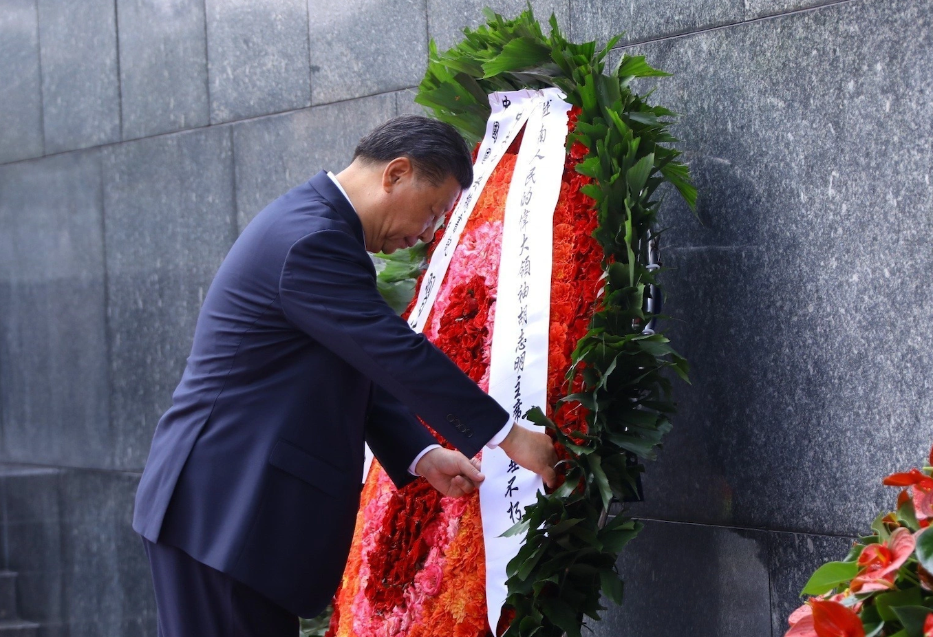 Der chinesische Präsident Xi Jinping besucht das Ho-Chi-Minh-Mausoleum.