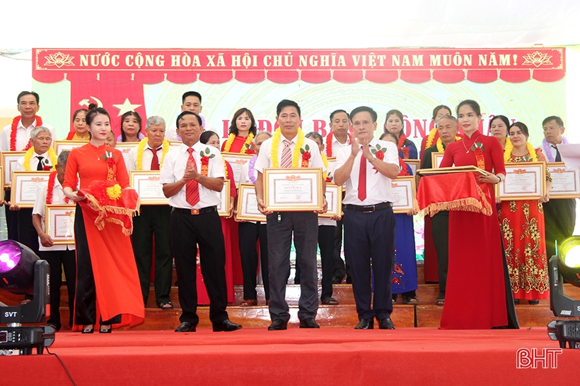 Xuan Thanh receives certificate of recognition as a model new rural commune