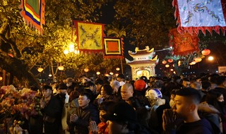 La gente se apresura para acudir a la primera ceremonia del año en el Palacio Tay Ho.