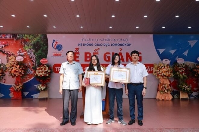 Hoang Ha Uyen, Klasse 12D und Nguyen Minh Chau, Klasse 9A1 sind zwei herausragende Schüler, die von der Schule mit 3 Tael Gold ausgezeichnet wurden.