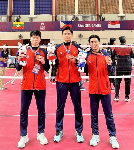 นักกีฬา Huynh Ngoc Sang, Ngo Thanh Long และ Nguyen Huy Quyen นำเหรียญทองแดงกลับบ้านจากการแข่งขันเซปักตะกร้อ