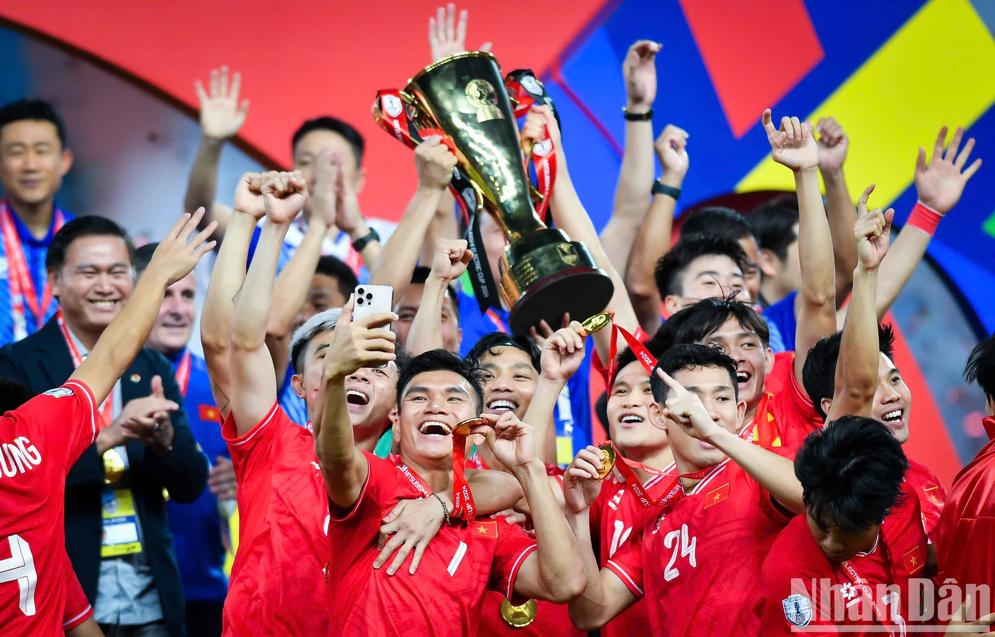 [Ảnh] Đội tuyển Việt Nam nâng cao cúp vô địch ASEAN Cup 2024 ảnh 7