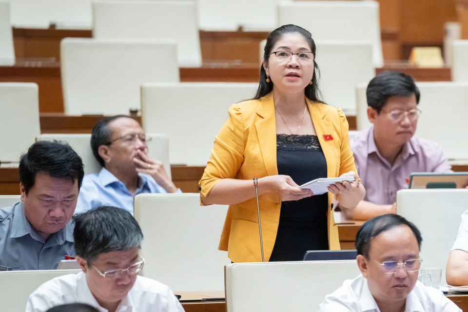 Delegierter Leo Thi Lich (Delegation der Nationalversammlung der Provinz Bac Giang) bat um Informationen zu den Ergebnissen bei der Gewinnung hervorragender Studenten auf zentraler und lokaler Ebene. Foto: Quochoi.vn