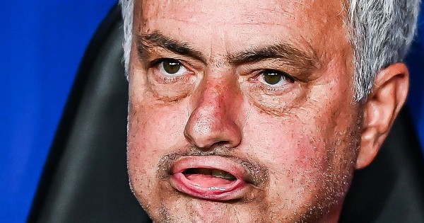 CĐV AS Roma kêu gọi sa thải HLV Mourinho sau trận thua sốc