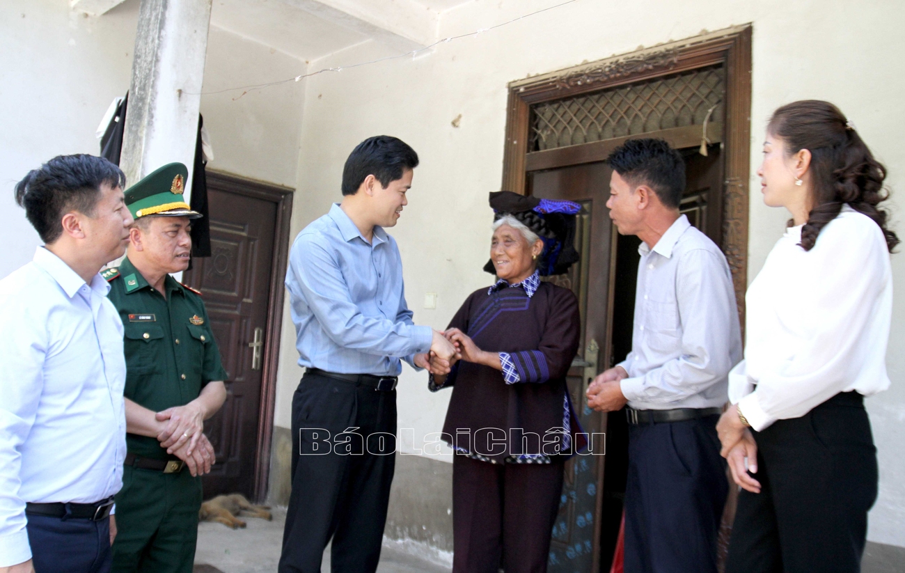 … động viên tinh thần cũng như đời sống đối tượng thân nhân liệt sĩ tại bản Xín Chải, xã Sì Lở Lầu.