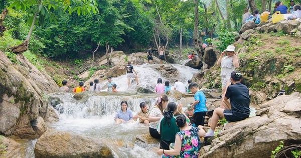 เหตุใดผู้คนจากทั่วทุกมุมโลกจึงหลั่งไหลมายังภูเขา Cam ใน An Giang เมื่อฝนตกหนัก?