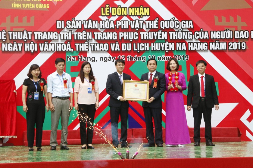 Lãnh đạo tỉnh Tuyên Quang trao chứng nhận di sản văn hoá phi vật thể quốc gia nghệ thuật trang trí trang phục truyền thống của người Dao Đỏ cho lãnh đạo Huyện Na Hang (Ảnh: Lê Hanh)