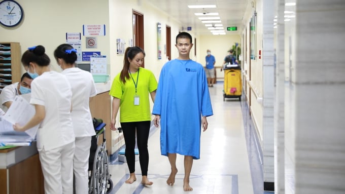 The patient can walk steadily after 3 days of surgery. Photo: Tam Anh General Hospital