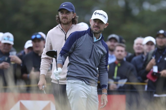 Harman (sombrero blanco) y Fleetwood en el tee de salida del hoyo 14 de la tercera ronda del Open en el campo par 71 de Royal Liverpool, Inglaterra, el 22 de julio. Foto: AP