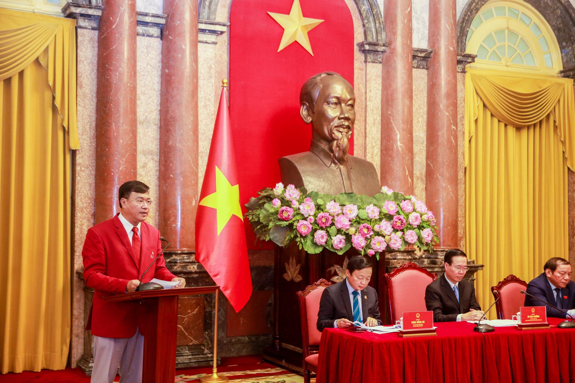 Chủ tịch nước Võ Văn Thưởng trao Huân chương Lao động cho các HLV-VĐV xuất sắc - Ảnh 1.