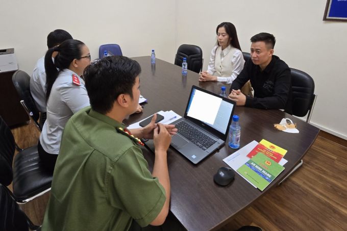 Nam Em and her manager (in black) work with authorities on the afternoon of March 1. Photo: Ho Chi Minh City Press Center