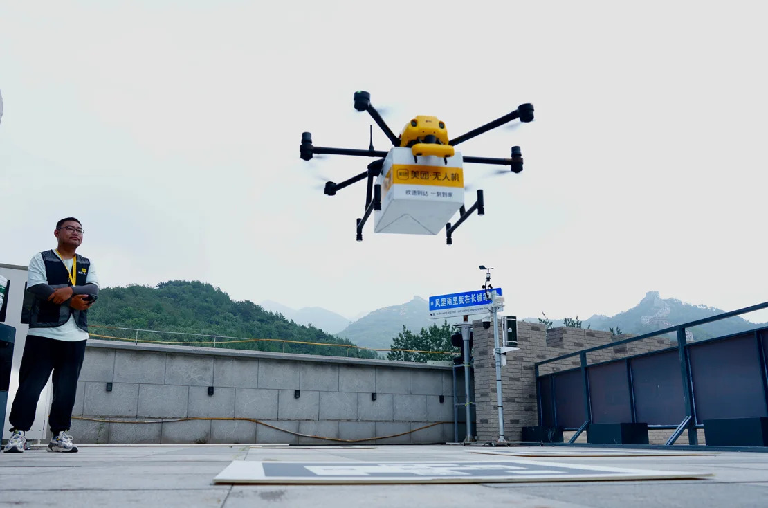 El aparato volador tarda sólo 5 minutos en entregar comida a los turistas que escalan la Gran Muralla China 1